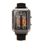 Moderne Nixie-Uhr mit sichtbaren Vakuumröhren, digitaler Anzeige, schwarzem Armband mit orange Details, stilvolles Design für Wissenschafts- und Technikliebhaber.