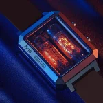 Moderne Uhr mit sichtbaren Vakuumröhren, die im Inneren leuchten, kombiniert technisches Design mit dekorativem Stil. Perfekt für Wissenschafts- und Dekorationsliebhaber.