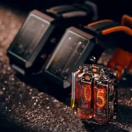 Vintage Nixie-Röhren-Uhr mit digitaler Anzeige, perfekt für Wissenschafts- und Dekorationsliebhaber, kombiniert alte Technik mit modernem Design.
