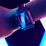 Digitale Uhr mit futuristischem Design und blauer LED-Beleuchtung, die auf dem Handgelenk getragen wird, ideal für Science-Fiction-Ästhetik und moderne Technikliebhaber.