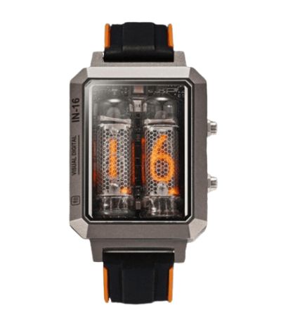 Moderne Nixie-Uhr mit sichtbaren Vakuumröhren, digitaler Anzeige, schwarzem Armband mit orange Details, stilvolles Design für Wissenschafts- und Technikliebhaber.