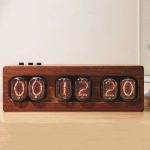 Vintage Nixie-Röhren-Uhr aus Holz mit leuchtenden Ziffern, stilvolles Dekor für Technik- und Retro-Liebhaber, handgefertigt, modernes Design, perfekte Geschenkidee.