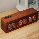Elegante Nixie-Uhr aus Holz mit leuchtenden Röhren, perfekt als stilvolle Dekoration und technisches Sammlerstück für moderne Wohnräume.