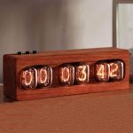 Dekorative Vintage Nixie-Uhr aus Holz mit leuchtenden Röhren, ideal für Wissenschafts- und Dekorationsliebhaber.