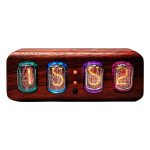 Vintage Nixie-Röhren Uhr auf Holzsockel, zeigt die Zeit mit leuchtenden Zahlen in verschiedenen Farben, ideal für Wissenschafts- und Dekorationsliebhaber.