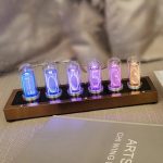 Vintage Nixie-Röhren-Display mit leuchtenden Zahlen, ideal für wissenschaftliche Dekorationen und Technikliebhaber, auf Holzsockel montiert.