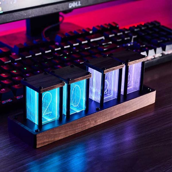 Modernes wissenschaftliches Experiment mit leuchtenden Zahlen auf Holzbasis, ideal für Dekoration und Bildung, präsentiert auf einem dunklen Schreibtisch mit Tastatur im Hintergrund.