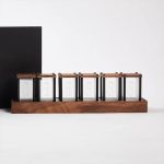 Elegante Glasvitrine mit sechs Fächern auf einem Holzsockel, ideal für wissenschaftliche Sammlungen und Dekorationen. Perfekt für moderne wissenschaftliche Präsentationen.