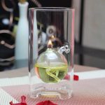 Wissenschaftliches Glas mit Wasser und Zitrone, das eine chemische Reaktion zeigt, in einem transparenten Becherglas.