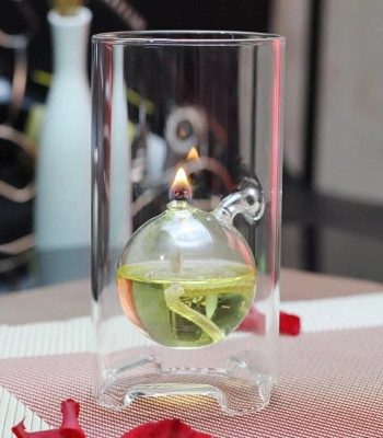 Wissenschaftliches Glas mit Wasser und Zitrone, das eine chemische Reaktion zeigt, in einem transparenten Becherglas.
