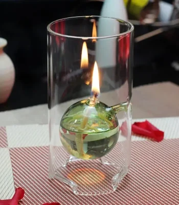 Glas mit Wasserball, in dem eine Flamme brennt, als wissenschaftliches Dekorationsstück.