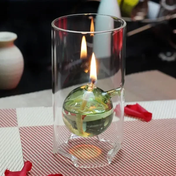 Glas mit Wasserball, in dem eine Flamme brennt, als wissenschaftliches Dekorationsstück.