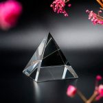 Reflektierende Glas-Pyramide als wissenschaftliches Dekor.