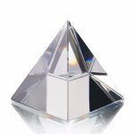 Elegante Kristallglas-Pyramide mit klaren, reflektierenden Flächen, ideal für wissenschaftliche Dekorationen und Sammlerstücke.