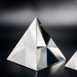 Elegante Pyramide aus reflektierendem Kristallglas, ideal als wissenschaftliches Dekorationsstück oder Sammlerstück.