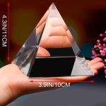 Dekorative Glas-Pyramide mit reflektierenden Oberflächen.