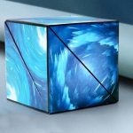 Ein wissenschaftlicher Würfel mit blauen, dynamischen Mustern, der auf einem dunklen Hintergrund liegt, ideal für Dekoration und wissenschaftliche Gadgets.