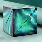 Ein leuchtender Projektionswürfel mit faszinierenden, himmelähnlichen Mustern in Blau- und Grüntönen, ideal für wissenschaftliche Dekorationen und stimmungsvolle Beleuchtung.