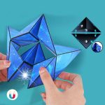 Hand hält ein leuchtendes, sternförmiges Kristall-Puzzle aus blauen Glasstücken, das mit einem elektrischen Blitzmuster verziert ist, auf einem hellblauen Hintergrund.