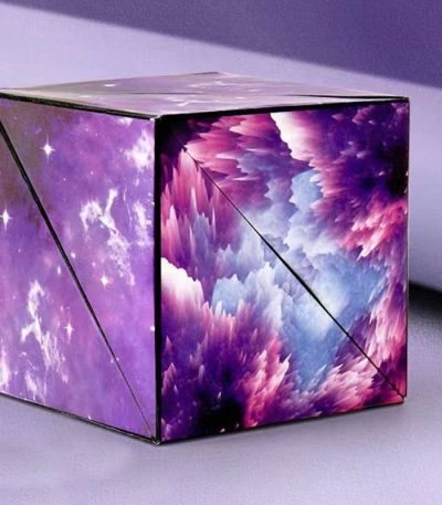 Dekoratives Science-Gadget in Form eines Würfels mit Galaxy- und Sternenhimmel-Motiv, ideal für Wissenschafts- und Raumfahrtliebhaber.