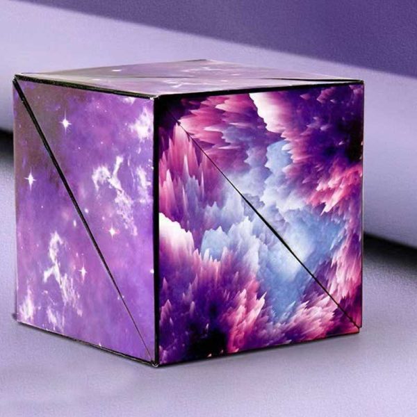 Dekoratives Science-Gadget in Form eines Würfels mit Galaxy- und Sternenhimmel-Motiv, ideal für Wissenschafts- und Raumfahrtliebhaber.