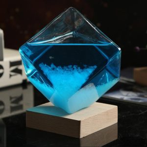 Transparentes, quadratisches Chemie-Reagenzglas mit blauer Flüssigkeit, auf Holzblock präsentiert, wissenschaftliches Dekor.