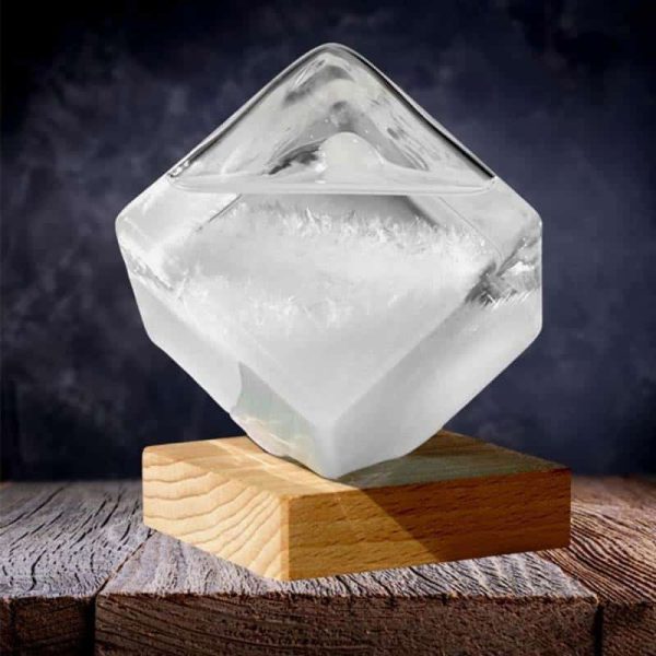 Eleganter Eiswürfel aus Glas auf Holzsockel, ideal für Dekoration und wissenschaftliche Präsentationen.
