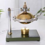 Präzises Pendel-Experiment mit goldener Himmelskugel auf einer stabilen Basis, ideal für wissenschaftliche Demonstrationen und Bildungszwecke.