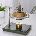 Präzises wissenschaftliches Experimentiergerät mit goldener Kugel auf einer stabilen Basis, ideal für wissenschaftliche Demonstrationen und Bildungszwecke.