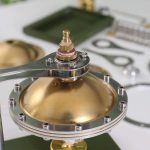 Detailliertes wissenschaftliches Modell eines Himmelskörpers mit goldener Oberfläche, geeignet für wissenschaftliche Präsentationen oder als dekoratives Element in wissenschaftlichen Räumen.