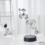 Dekoratives Himmelskörper-Modell auf einem schwarzen Sockel, ideal für Wissenschafts- und Raumfahrtdekorationen, zeigt Planeten und Umlaufbahnen in einem modernen Design.