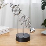 Dekoratives Metallmodell einer Schiffssteuerung mit Rädern, ideal für Wissenschafts- und Dekorationszwecke. Perfekt für ein modernes wissenschaftliches Ambiente.