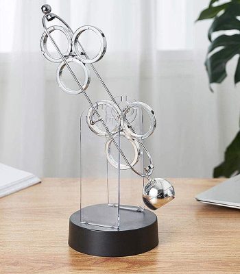 Modernes Pendelspiel aus Metall mit Kugel, ideal für wissenschaftliche Dekorationen und als Lernspielzeug, auf schwarzem Sockel präsentiert.