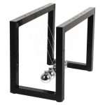 Wissenschaftliches Pendel-Experiment mit Metallkugeln in schwarzem Rahmen, ideal für Bildung und Dekoration.