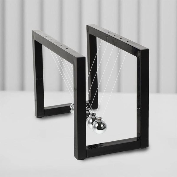Magnetische Newton-Wiege mit zwei schwarzen Rahmen und Metallkugeln, die die physikalischen Prinzipien der Bewegung und Energieübertragung demonstrieren.