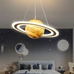Hängelampe im Planetendesign, inspiriert von Saturn mit Ringen, ideal für moderne Raumdekorationen.