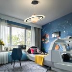 Modernes Kinderzimmer mit Weltraum-Motiv, Astronautenbett, Planetendekoration und Sternenhimmel-Wandgestaltung, ideal für kleine Astronauten.