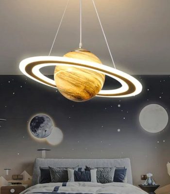 Hängelampe im Planetendesign, inspiriert von Saturn mit Ringen, ideal für moderne Raumdekorationen.