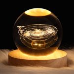 Detailliertes Modell des Sonnensystems in einem Glas, zeigt die Umlaufbahnen von Planeten wie Neptun, Uranus, Saturn, und mehr, auf einem Holzsockel präsentiert.