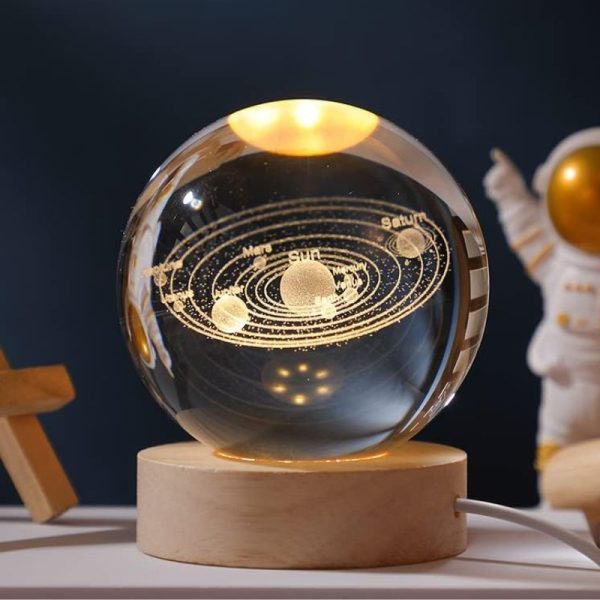 Dekorativer Globus mit Solar-System-Design, der die Planeten und ihre Umlaufbahnen in einem stilvollen, beleuchteten Kristallkugel zeigt.
