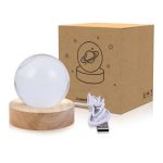 Sternenhimmel Nachtlicht mit Planet-Design, USB-Stromkabel und Holzsockel, ideal für Kinderzimmer und Dekoration.