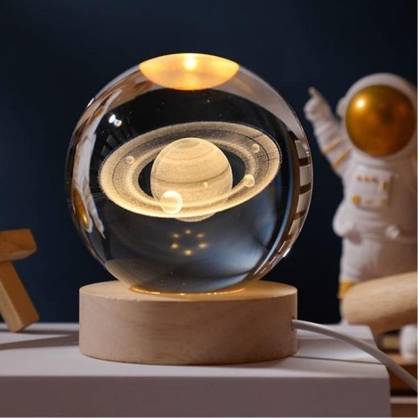 Detailliertes Planetarium im Glas mit Saturn und anderen Planeten, ideal für wissenschaftliche Dekorationen und Lernzwecke.