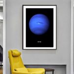 Künstliches Kunstwerk eines blauen Planeten, inspiriert von Neptun, in einem modernen Raum mit gelbem Sessel.