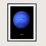 Bild eines blauen Neptun-Planeten mit Wolkenmustern vor schwarzem Hintergrund, als wissenschaftliches Dekorationsstück.