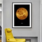 Hochwertiges Poster des Planeten Venus, detailreich und realistisch, ideal für Wissenschafts- und Raumfahrtliebhaber, perfekt für moderne Wohnräume oder Büros.