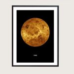 Hochwertiges Poster mit einem detaillierten Bild des Planeten Venus vor schwarzem Hintergrund, ideal für Wissenschafts- und Dekorationsliebhaber.