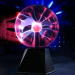Elektrische Plasma-Kugel mit leuchtenden Blitzen, die durch eine Glasglobus strahlen, auf einem schwarzen Sockel, ideal für wissenschaftliche Dekorationen und Gadgets.