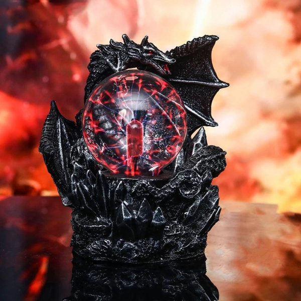 Dekorative Feuerschale mit Drachenmotiv, aus schwarzem Metall gefertigt, mit detailliertem Drachen-Design und einem transparenten, rot leuchtenden Element in der Mitte, ideal für Garten und Terrasse.