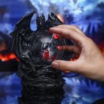 Detaillierte Drachen-Statue mit leuchtender Kristallkugel, perfekt für Science-Gadgets und Dekorationen, die einen mystischen und wissenschaftlichen Akzent setzen.