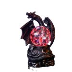 Detaillierte Abbildung eines feuergeladenen Drachen-Statues mit leuchtender Kristallkugel, ideal für wissenschaftliche Dekorationen und Sammlerstücke.